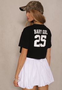 Renee - Czarny Krótki T-shirt z Bawełny o Kroju Oversize Zarvela. Okazja: na co dzień. Kolor: czarny. Materiał: bawełna. Długość: krótkie. Wzór: aplikacja. Styl: sportowy, casual, elegancki #3
