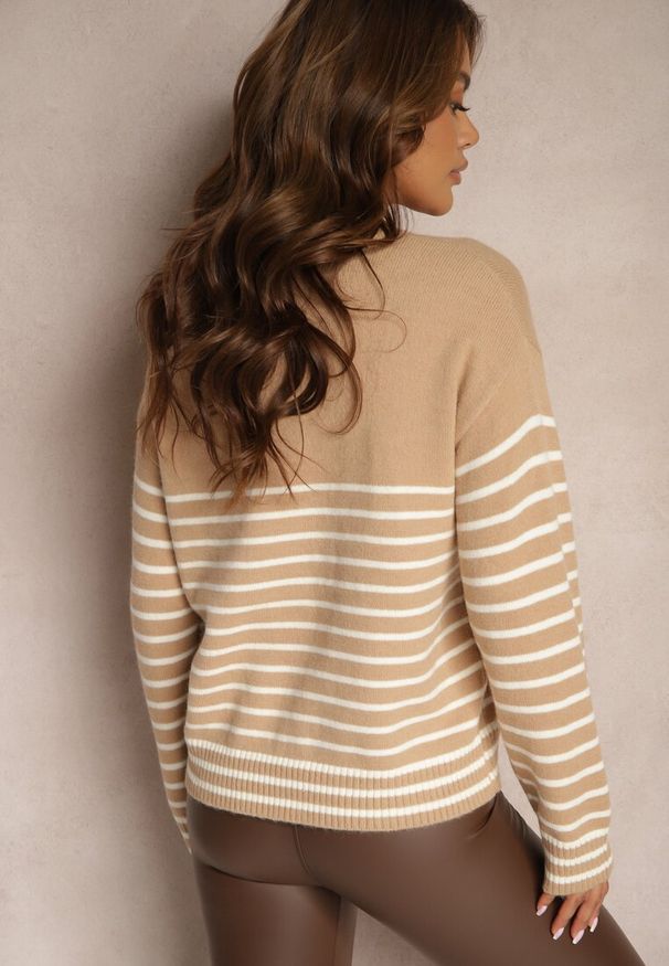 Renee - Jasnobrązowy Sweter z Dodatkiem Wiskozy z Cyrkoniami w Paski Nevetema. Okazja: na co dzień. Kolor: brązowy. Materiał: wiskoza. Wzór: paski. Styl: klasyczny, casual, elegancki