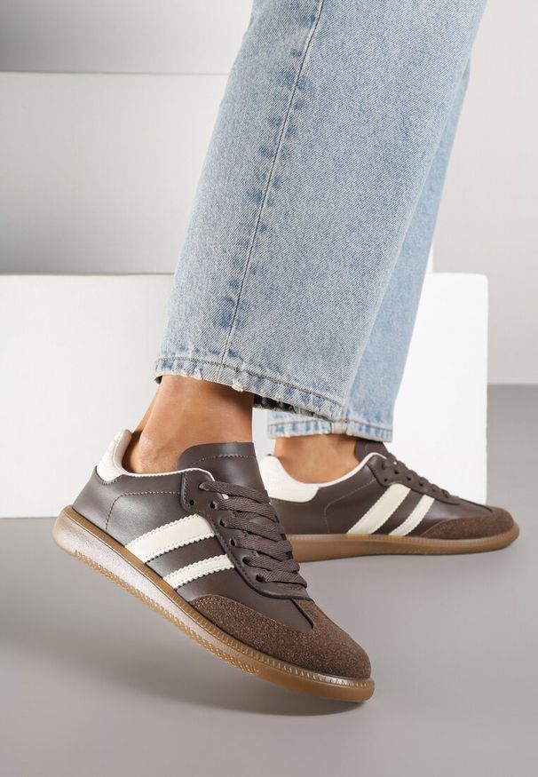 Renee - Brązowe Casualowe Sneakersy na Płaskiej Podeszwie z Paskami Jereria. Okazja: na co dzień. Zapięcie: pasek. Kolor: brązowy. Materiał: jeans. Obcas: na płaskiej podeszwie