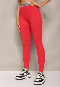 Renee - Czerwone Sportowe Legginsy Elastyczne z Ozdobną Szeroką Gumą w Pasie Larnode. Okazja: na co dzień. Kolor: czerwony. Materiał: guma. Styl: sportowy #4