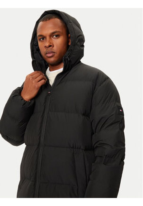 TOMMY HILFIGER - Tommy Hilfiger Płaszcz zimowy MW0MW37368 Czarny Regular Fit. Kolor: czarny. Materiał: syntetyk. Sezon: zima