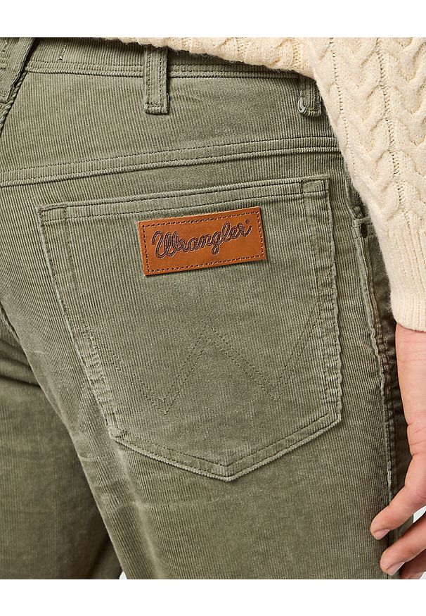 Wrangler - WRANGLER MĘSKIE SPODNIE SZTRUKSOWE TEXAS SLIM DUSTY OLIVE 112358038. Materiał: sztruks