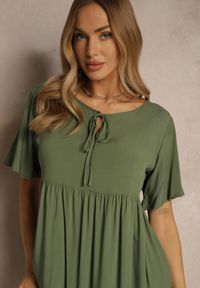 Renee - Ciemnozielona Bawełniana Sukienka Rozkloszowana z Wiązaniem przy Dekolcie Mepova. Okazja: na co dzień. Kolor: zielony. Materiał: bawełna. Styl: klasyczny, casual #5