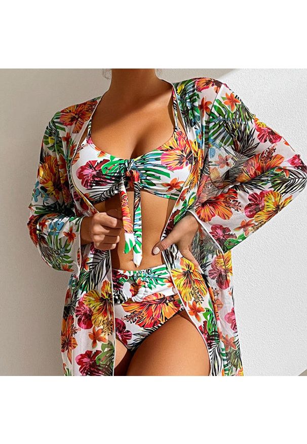 Intica - Bikini z narzutką na plażę z kwiecistym wzorem Olesya. Kolor: wielokolorowy. Materiał: materiał. Wzór: aplikacja