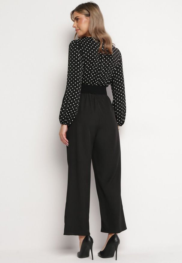 Born2be - Czarny Kombinezon z Paskiem i Kopertowym Dekoltem z Szeroką Nogawką Omera. Okazja: na co dzień. Kolor: czarny. Styl: casual