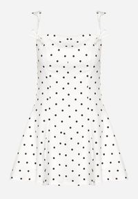 Born2be - Biała Sukienka Vices w Grochy o Rozkloszowanym Kroju z Wiązaniem na Ramiączkach Saririse. Okazja: na wesele, na ślub cywilny. Typ kołnierza: dekolt gorset, dekolt kwadratowy. Kolor: biały. Długość rękawa: na ramiączkach. Wzór: grochy. Typ sukienki: gorsetowe #2