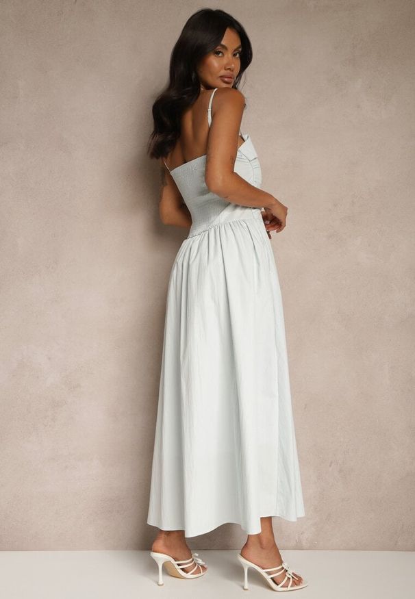 Renee - Jasnoniebieska Sukienka z Wiskozy z Bawełną Ozdobiona Zakładką Atellana. Kolor: niebieski. Materiał: wiskoza, bawełna. Długość rękawa: na ramiączkach. Wzór: aplikacja. Styl: klasyczny