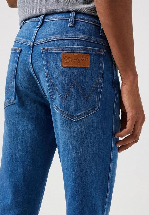 Wrangler - WRANGLER TEXAS SPODNIE JEANSOWE JEANSY DŻINSY RUSTIC 112361301. Okazja: na spotkanie biznesowe, na co dzień. Wzór: gładki. Styl: klasyczny, biznesowy, casual