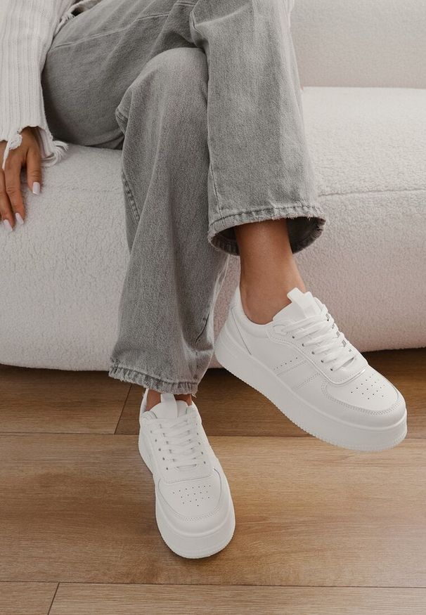 Born2be - Białe Klasyczne Sneakersy Vices na Grubej Podeszwie Torira. Okazja: na co dzień. Nosek buta: okrągły. Zapięcie: sznurówki. Kolor: biały. Materiał: jeans. Obcas: na platformie