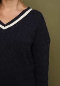 Born2be - Granatowy Sweter Preppy z Domieszką Kaszmiru Zdobiony Strukturalnym Splotem Lorentie. Okazja: na spotkanie biznesowe, do pracy, na co dzień. Typ kołnierza: dekolt w serek. Kolor: niebieski. Materiał: kaszmir. Wzór: aplikacja, ze splotem. Styl: elegancki, biznesowy, klasyczny, casual #6