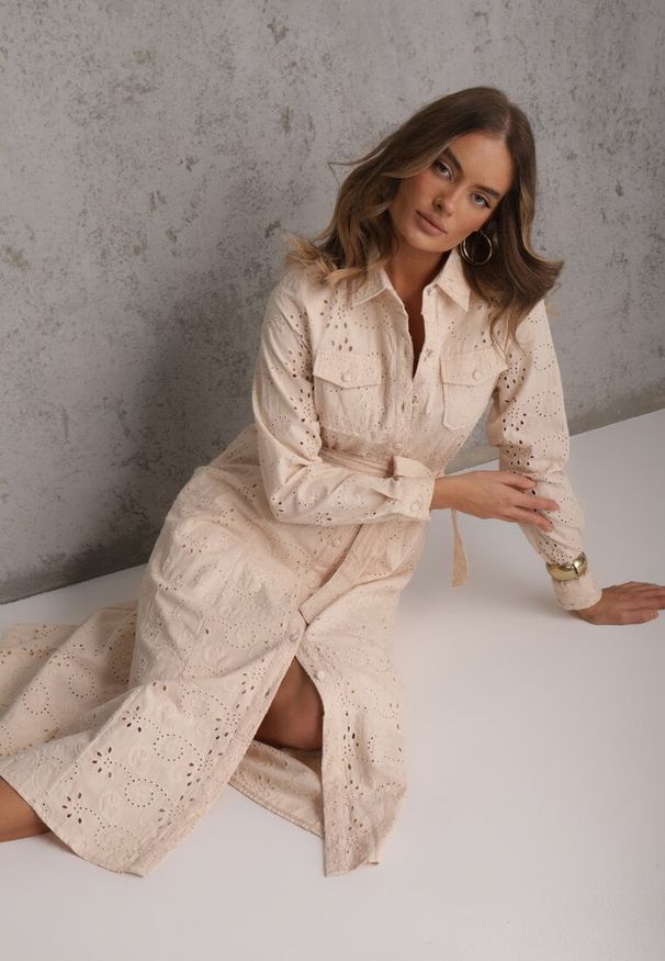 Renee - Beżowa Ażurowa Sukienka z Bawełny Ozdobiona Paskiem Novenelle. Kolor: beżowy. Materiał: bawełna. Wzór: ażurowy, aplikacja. Sezon: wiosna