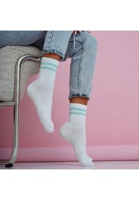 Milena - Białe skarpetki damskie dwa paski 1234 bl. Kolor: biały. Materiał: elastan, bawełna, poliamid, materiał. Wzór: paski #1
