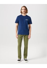 Wrangler - WRANGLER GREENSBORO MĘSKIE SPODNIE MATERIAŁOWE MATERIAŁ OLIVE W112350800. Materiał: materiał #4