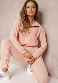 Renee - Różowy 2-częściowy Komplet Dresowy ze Spodniami i Bluzą Erassi. Kolor: różowy. Materiał: dresówka