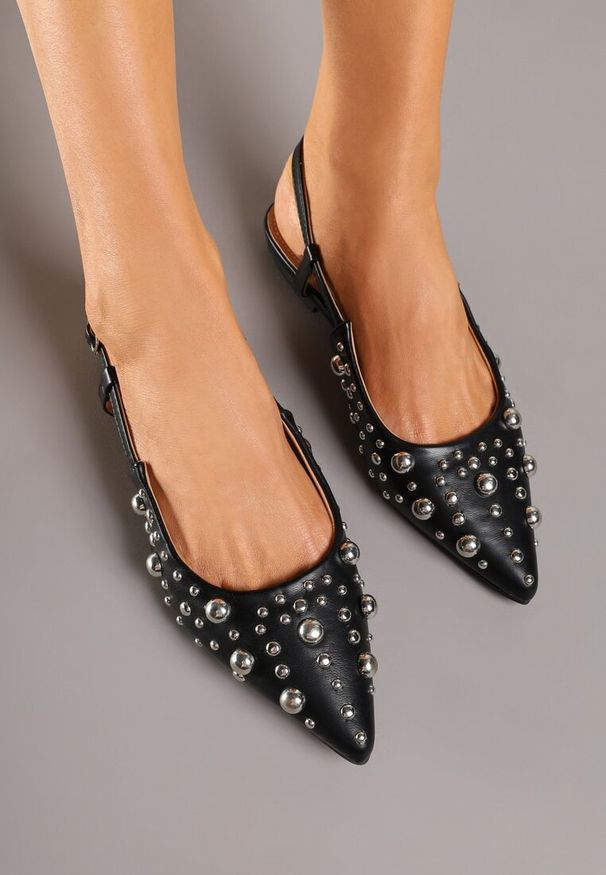 Renee - Czarne Sandały Typu Slingback z Ozdobami 3D Lisatria. Okazja: na co dzień, na imprezę. Zapięcie: sprzączka. Kolor: czarny. Materiał: jeans. Wzór: aplikacja. Styl: klasyczny, elegancki, casual