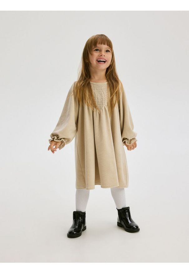 Reserved - Sukienka z długim rękawem - beżowy. Kolor: beżowy. Materiał: dzianina