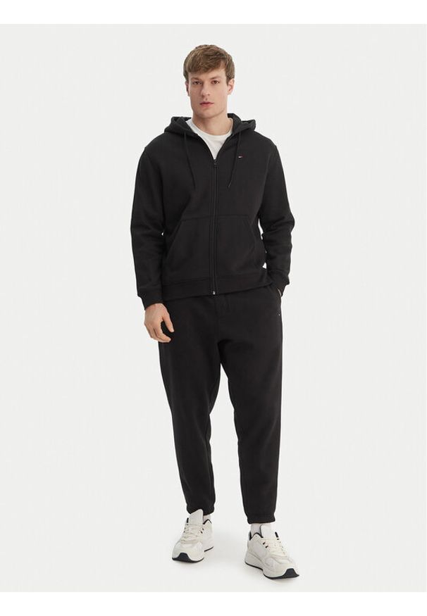 Tommy Jeans Dres DM0DM23281 Czarny Regular Fit. Kolor: czarny. Materiał: bawełna