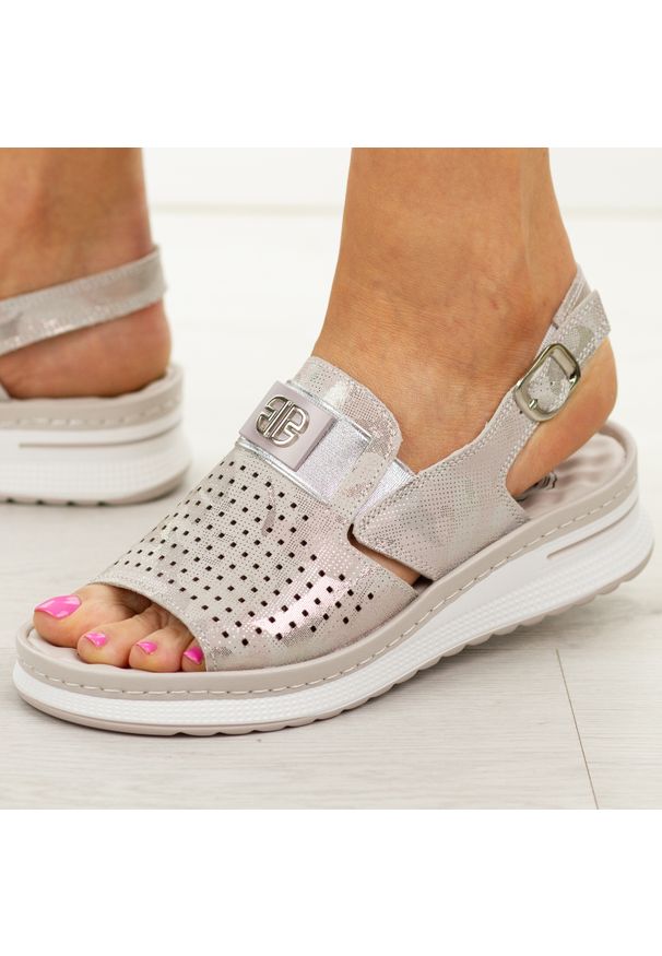 Srebrne skórzane sandały damskie Jezzi 9760. Okazja: na co dzień, na spacer. Kolor: srebrny. Materiał: skóra. Wzór: aplikacja. Sezon: wiosna, lato. Obcas: na platformie. Styl: casual, klasyczny, elegancki