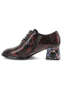 Bordowe Półbuty Artiker Stylowe Obuwie Damskie Na Eleganckim Obcasie. Okazja: na co dzień. Zapięcie: sznurówki. Kolor: czerwony. Szerokość cholewki: normalna. Wzór: kolorowy, aplikacja. Materiał: skóra, lakier. Obcas: na obcasie. Styl: elegancki. Wysokość obcasa: średni #4