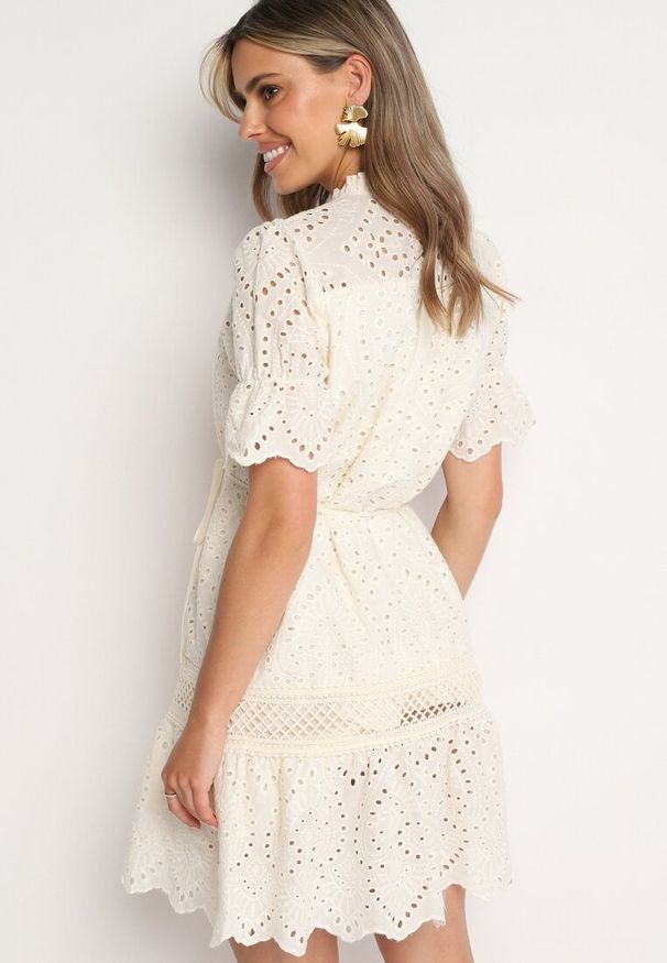 Born2be - Jasnobeżowa Bawełniana Ażurowa Sukienka w Stylu Boho z Falbanką i Paskiem Nelisse. Okazja: na co dzień. Typ kołnierza: kołnierz z falbankami. Kolor: beżowy. Materiał: bawełna. Wzór: ażurowy. Sezon: lato, wiosna. Styl: boho