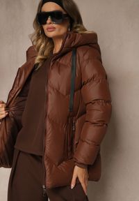 Renee - Brązowa Kurtka Pikowana z Kapturem i Sznurkami Oleanesa. Okazja: na co dzień. Typ kołnierza: kaptur. Kolor: brązowy. Materiał: jeans. Styl: sportowy, casual #4