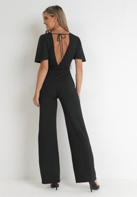 Born2be - Czarny Długi Kombinezon z Kopertowym Dekoltem i Ozdobnym Wiązaniem Abrarani. Okazja: na spotkanie biznesowe. Kolor: czarny. Długość: długie. Styl: biznesowy, elegancki #4