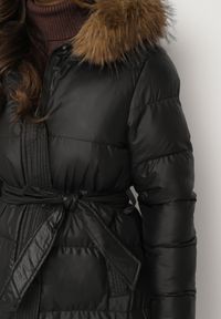 Born2be - Czarna Długa Pikowana Kurtka z Kapturem Odpinanym Futerkiem i Paskiem w Talii Serenira. Okazja: na spacer. Typ kołnierza: kaptur. Kolor: czarny. Materiał: futro. Długość: długie. Styl: elegancki #7