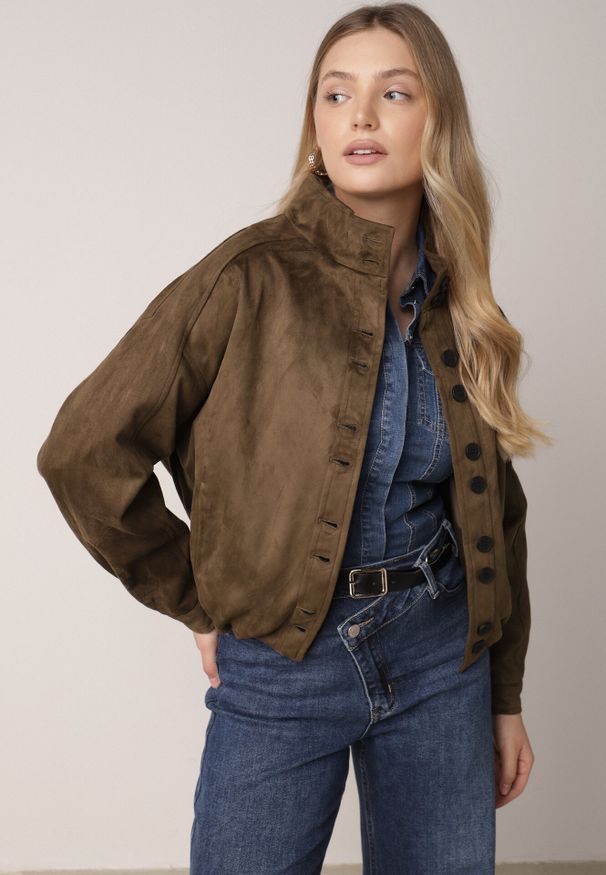 Born2be - Ciemnobeżowa Kurtka w Stylu Bomberki z Ozdobnymi Guzikami Polimi. Okazja: na co dzień. Kolor: beżowy. Materiał: jeans. Styl: casual