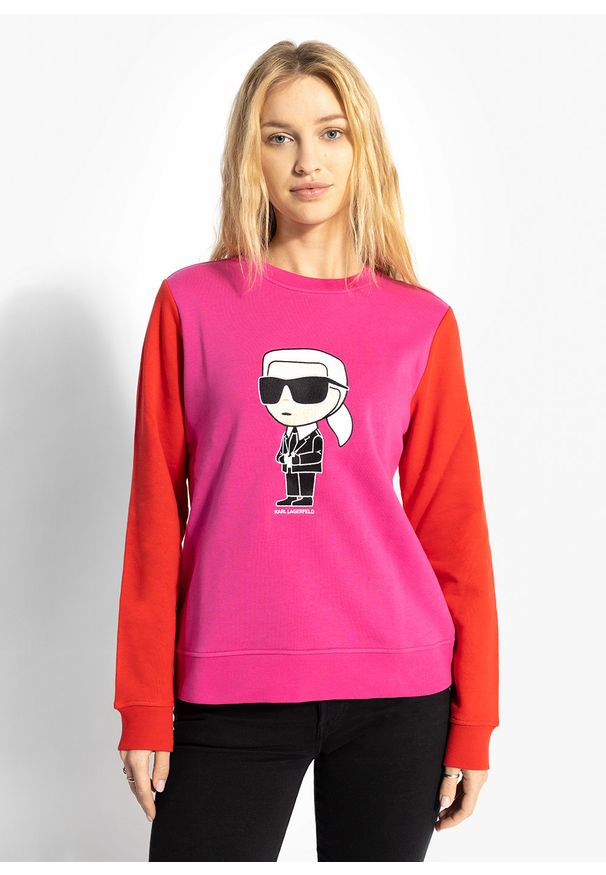 Karl Lagerfeld - Bluza damska KARL LAGERFELD IKONIK 2.0 KARL SWEATSHIRT. Typ kołnierza: dekolt w karo. Kolor: różowy. Sport: turystyka piesza
