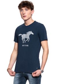 Mustang - MUSTANG T SHIRT Print Tee DRESS BLUES 1008718 5334. Kolor: niebieski. Wzór: nadruk