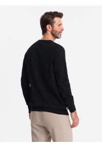 Ombre Clothing - Męski sweter raglan z prążkowanymi rękawami – czarny V2. Okazja: na co dzień. Kolor: czarny. Materiał: prążkowany. Długość rękawa: raglanowy rękaw. Wzór: aplikacja, ze splotem, prążki, jednolity. Styl: casual #6