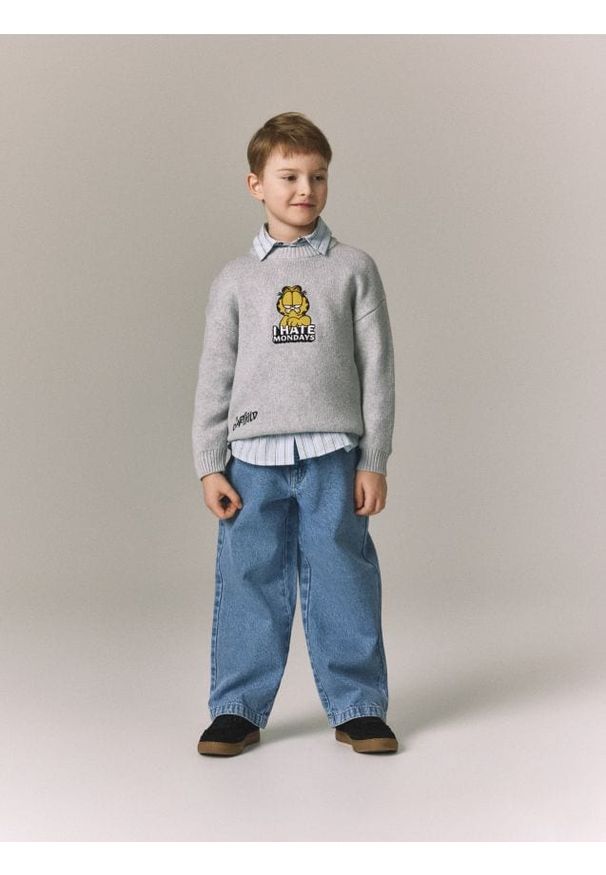 Reserved - Sweter oversize Garfield - jasnoszary. Kolor: szary. Materiał: dzianina, bawełna