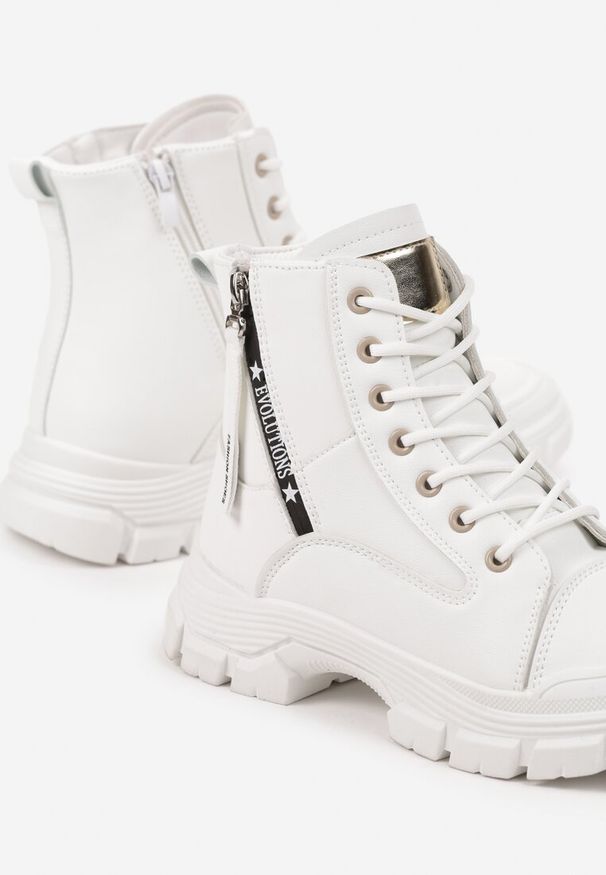 Born2be - Białe Traperki Botki na Grubej Podeszwie z Ozdobnym Suwakiem Floraline. Nosek buta: okrągły. Zapięcie: sznurówki. Kolor: biały. Materiał: futro, skóra. Sezon: zima. Obcas: na obcasie. Styl: klasyczny. Wysokość obcasa: niski