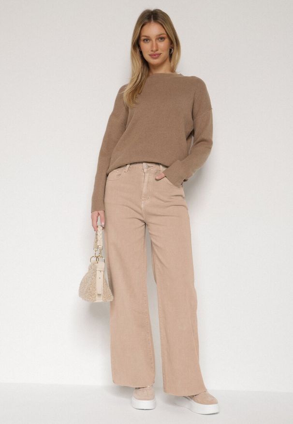 Born2be - Beżowe Szerokie Jeansy z Wysokim Stanem i Postrzępionymi Nogawkami Fyrelreia. Okazja: na co dzień. Stan: podwyższony. Kolor: beżowy. Styl: casual, klasyczny