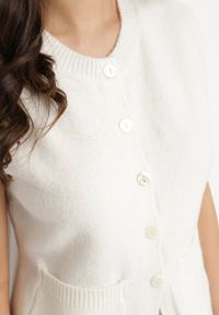 Born2be - Biała Rozpinana Kamizelka Sweterkowa z Wełną Quilzeki. Okazja: na co dzień. Kolor: biały. Materiał: wełna. Styl: klasyczny, elegancki, casual #5