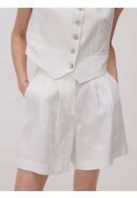 Reserved - Lniane bermudy z zakładkami - biały. Kolor: biały. Materiał: len