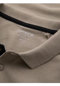 Ombre Clothing - Bawełniana koszulka męska polo z kontrastowymi wykończeniami – ciemnobeżowa V5 OM-POSS-0113 - XXL. Typ kołnierza: polo. Kolor: beżowy. Materiał: bawełna. Wzór: haft #7