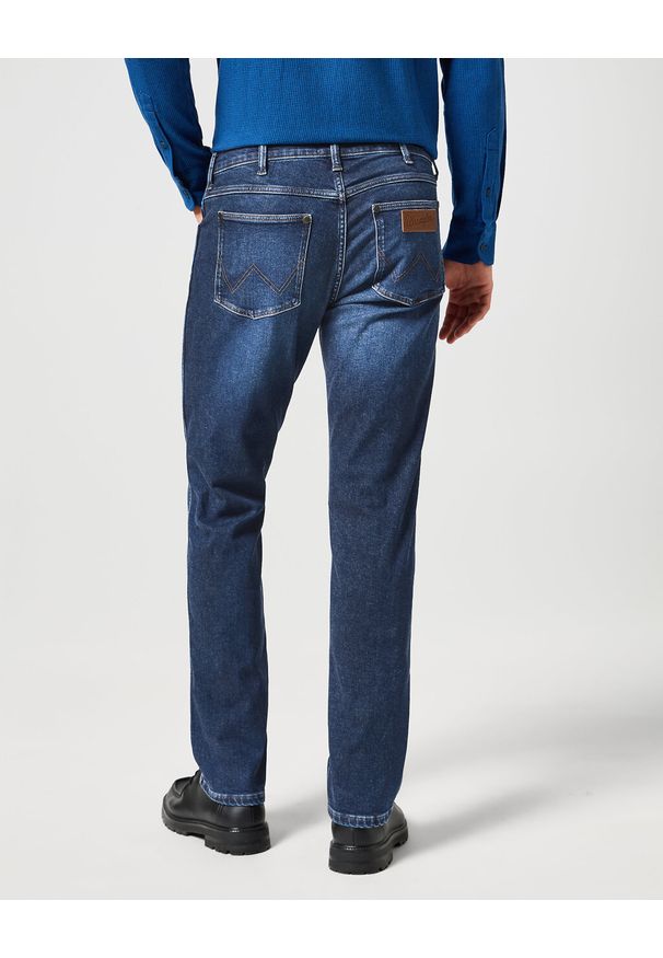 Wrangler - WRANGLER MĘSKIE SPODNIE JEANSOWE GREENSBORO OUTLAW INDIGO 112360405 W15Q008826