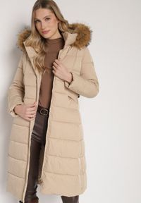 Born2be - Beżowa Długa Kurtka Pikowana z Kapturem z Futerkiem i Paskiem w Talii Avesiia. Okazja: do pracy, na spotkanie biznesowe. Typ kołnierza: kaptur. Kolor: beżowy. Materiał: futro. Długość: długie. Styl: biznesowy #7