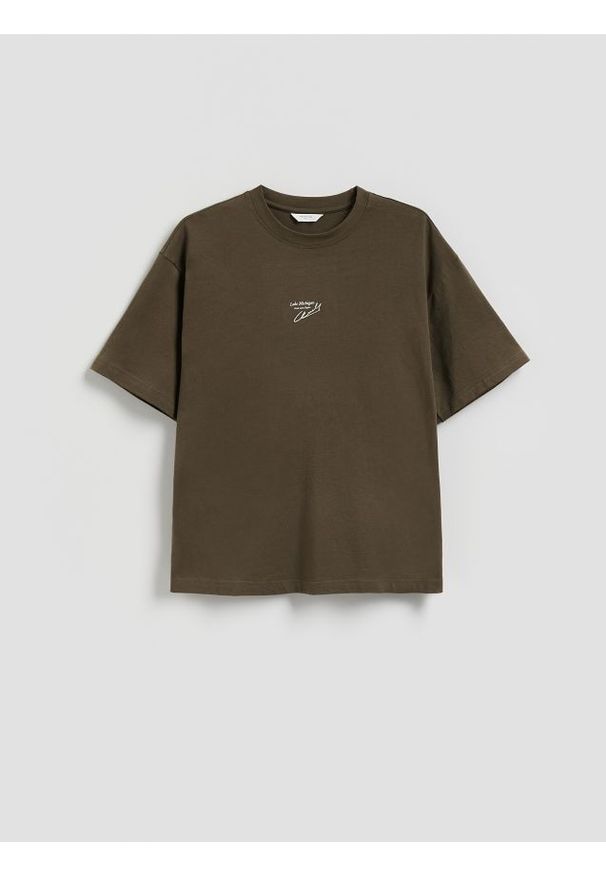 Reserved - T-shirt boxy z nadrukiem na plecach - oliwkowy. Kolor: oliwkowy. Materiał: dzianina. Wzór: nadruk