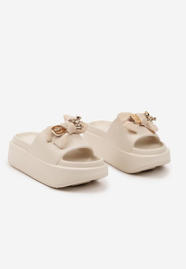 Born2be - Beżowe Klapki z Pianki na Platformie z Ozdobną Kokardką Nellvera. Okazja: na spacer, na plażę. Kolor: beżowy. Wzór: ażurowy. Obcas: na platformie. Styl: elegancki