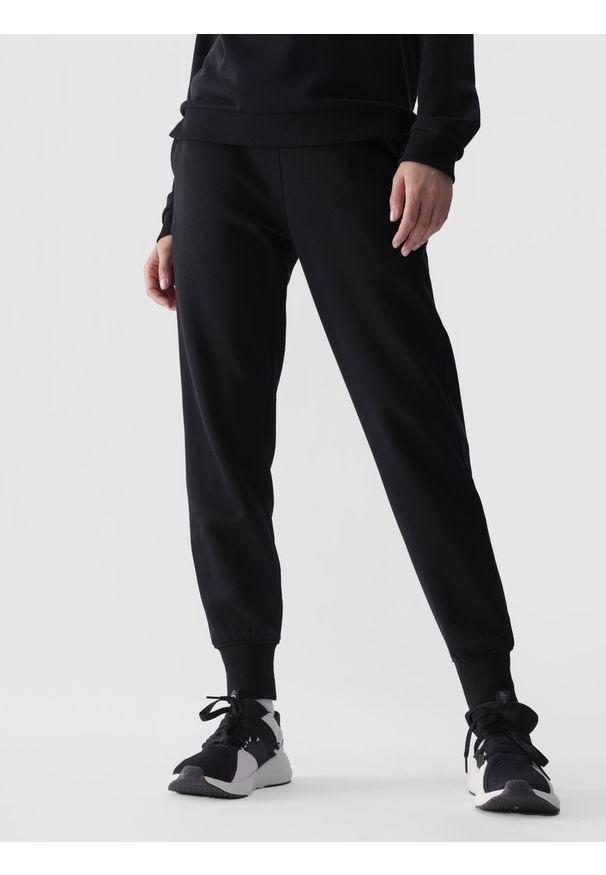 4f - 4F Spodnie dresowe joggery damskie - czarne S. Kolor: czarny. Materiał: dresówka. Wzór: gładki, ze splotem