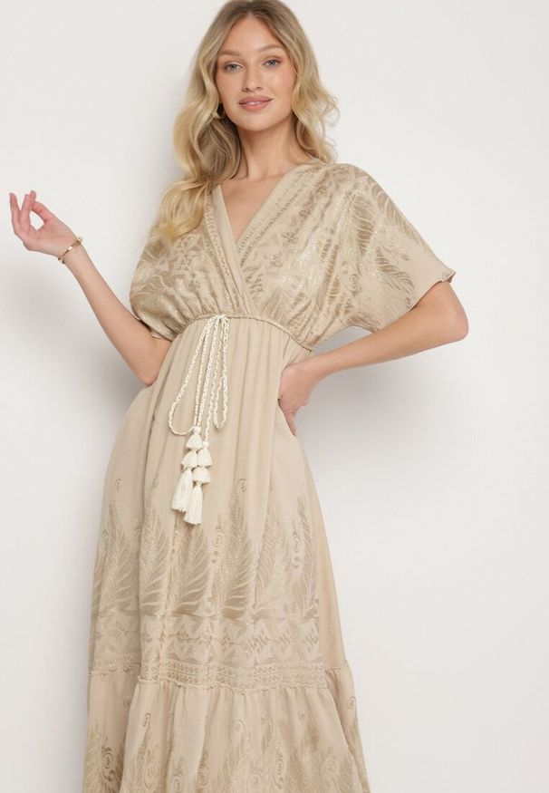 Born2be - Beżowa Kopertowa Sukienka z Wiskozy Zdobiona Frędzlami i Metalicznym Haftem Redeirae. Okazja: na spacer, na co dzień. Typ kołnierza: dekolt w serek. Kolor: beżowy. Materiał: wiskoza. Wzór: haft, aplikacja. Typ sukienki: kopertowe. Styl: casual, klasyczny