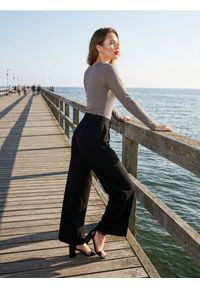 Sinsay - Prążkowana koszulka z długim rękawem - brązowy. Kolor: brązowy. Materiał: prążkowany. Długość rękawa: długi rękaw. Długość: długie