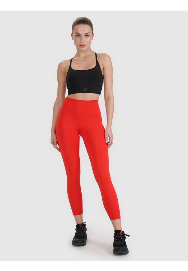 4f - 4F Legginsy treningowe 7/8 z wysokim stanem damskie - czerwone M. Stan: podwyższony. Kolor: czerwony. Materiał: dzianina, włókno, poliester, materiał, elastan. Wzór: gładki, ze splotem, jednolity. Sport: fitness