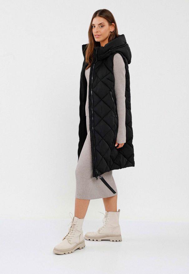 Volcano - Długi bezrękawnik V-LEA. Typ kołnierza: kaptur. Kolor: czarny. Materiał: materiał. Długość rękawa: bez rękawów. Długość: długie. Wzór: napisy, aplikacja. Styl: elegancki