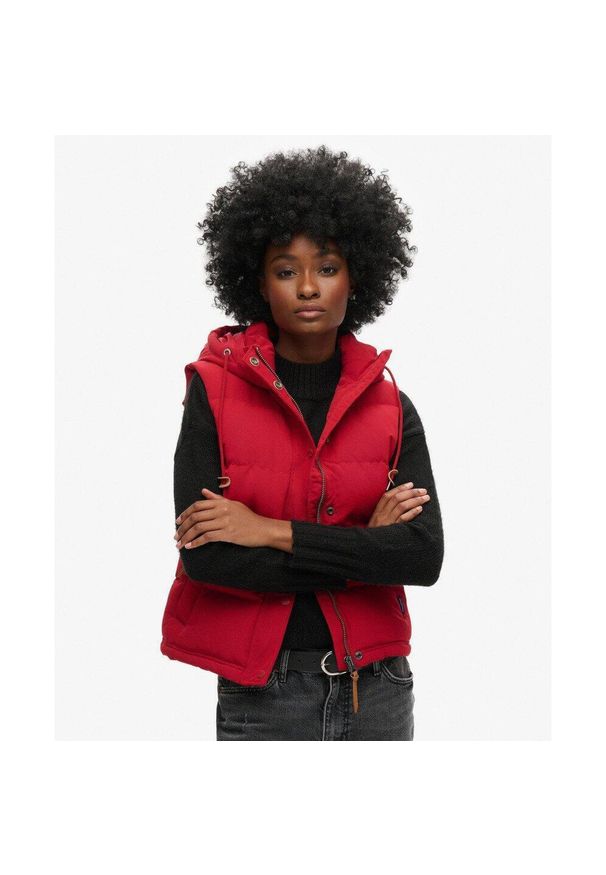 Superdry - Kamizelka pikowana z kapturem Everest od SUPERDRY. Typ kołnierza: kaptur. Kolor: czerwony. Długość rękawa: długi rękaw. Styl: elegancki