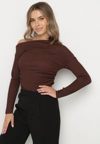 Born2be - Brązowa Marszczona Bluzka z Asymetrycznym Dekoltem i Odkrytym Ramieniem Esemella. Okazja: na spotkanie biznesowe, do pracy. Kolor: brązowy. Materiał: jeans. Styl: klasyczny, biznesowy #3