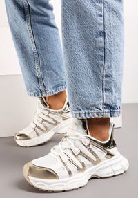 Renee - Złote Sneakersy Ozdobione Tłoczeniem i Wstawkami Keladavia. Kolor: złoty. Materiał: jeans. Wzór: aplikacja #4