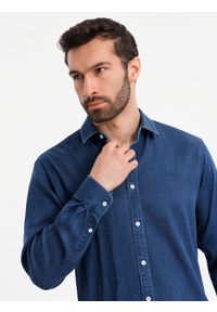 Ombre Clothing - Męska jeansowa koszula z lyocellem oraz haftem na piersi – ciemnoniebieska V1 - Rozmiar: M. Kolor: niebieski. Materiał: jeans. Wzór: haft